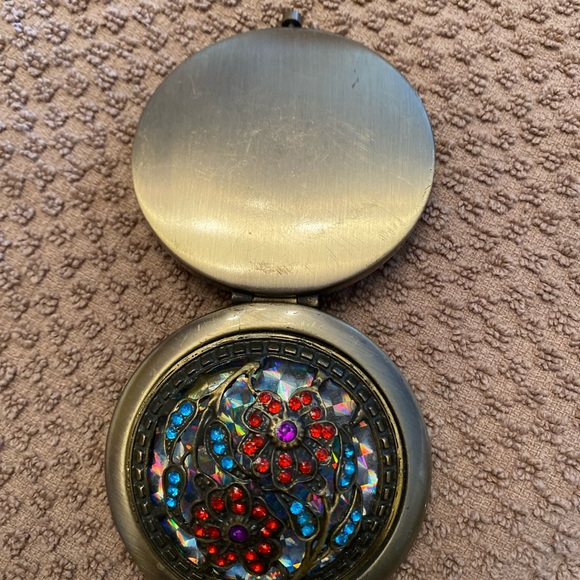 Brass antique vintage bejewelled compact - Picture 3 of 3